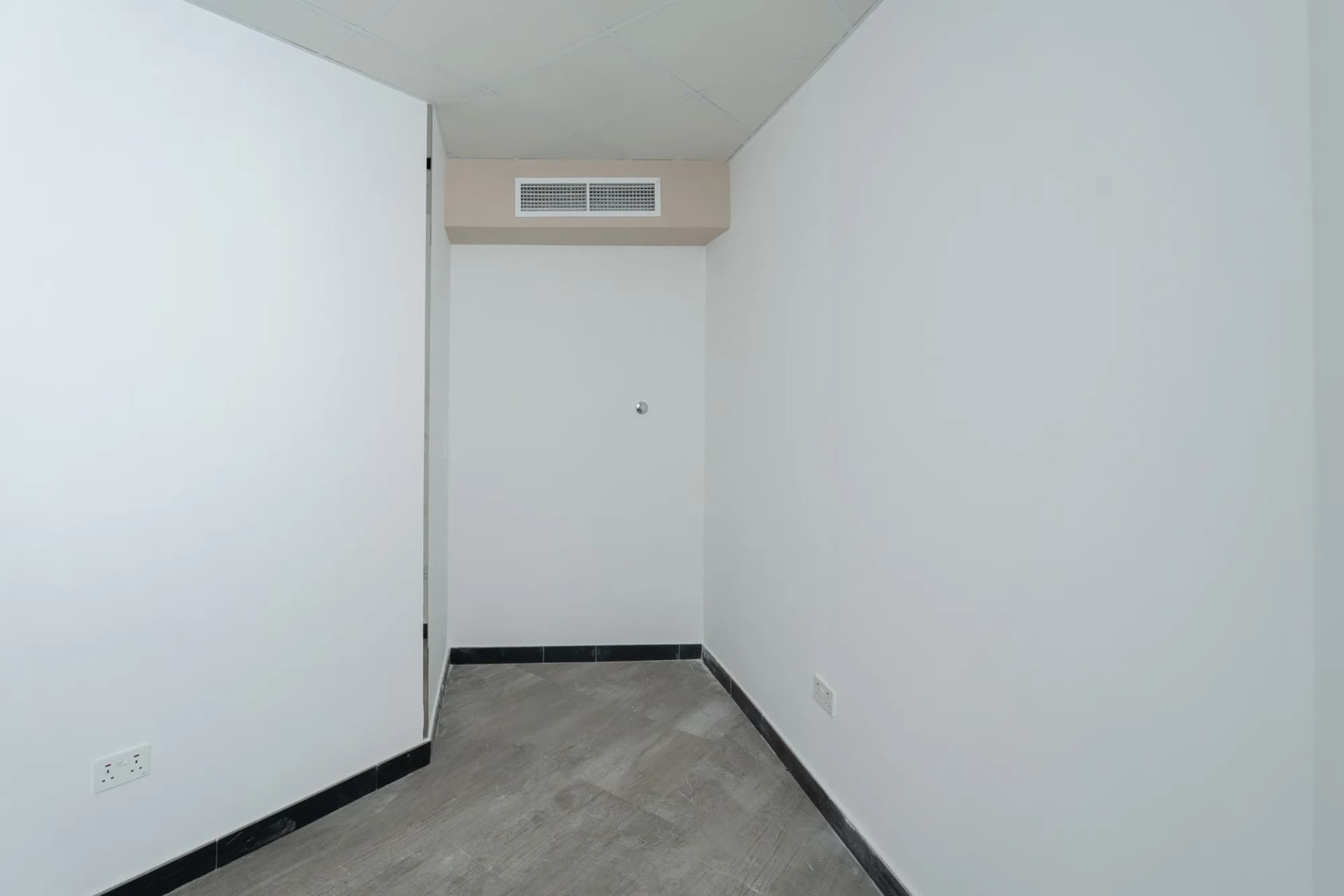 Office Space - Corniche Plaza