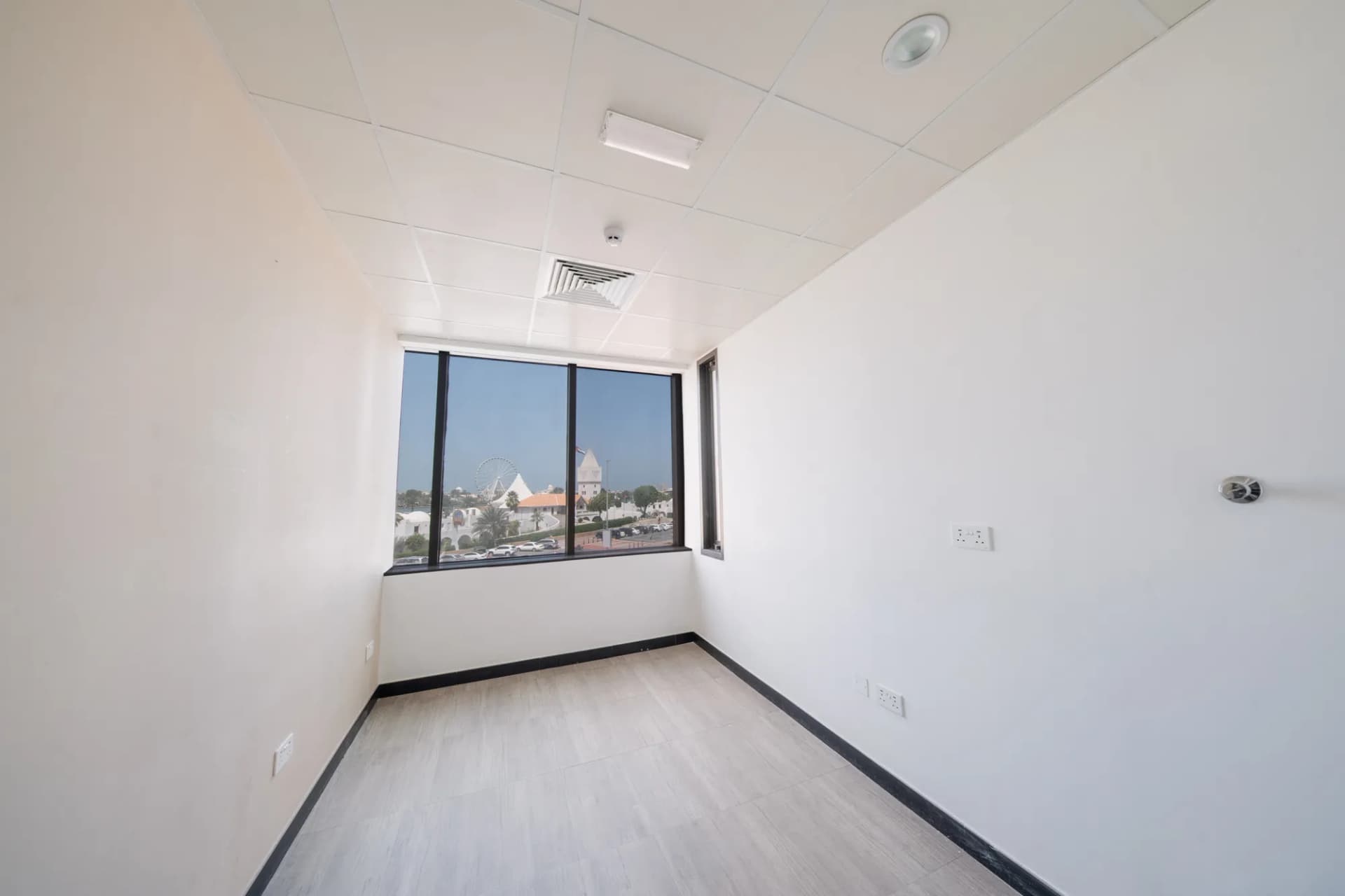 Office Space - Corniche Plaza