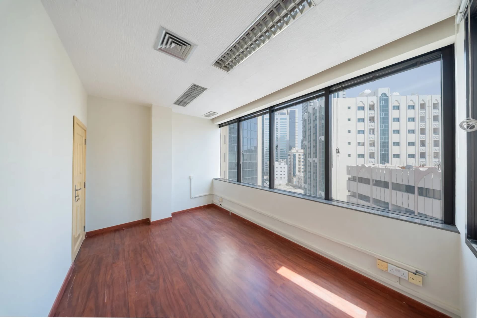Office Space - Corniche Plaza